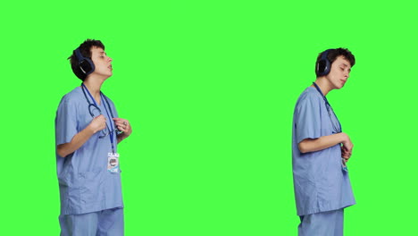 Fröhliche-Krankenschwester-Singt-Und-Tanzt-Mit-Kabellosen-Kopfhörern-Auf